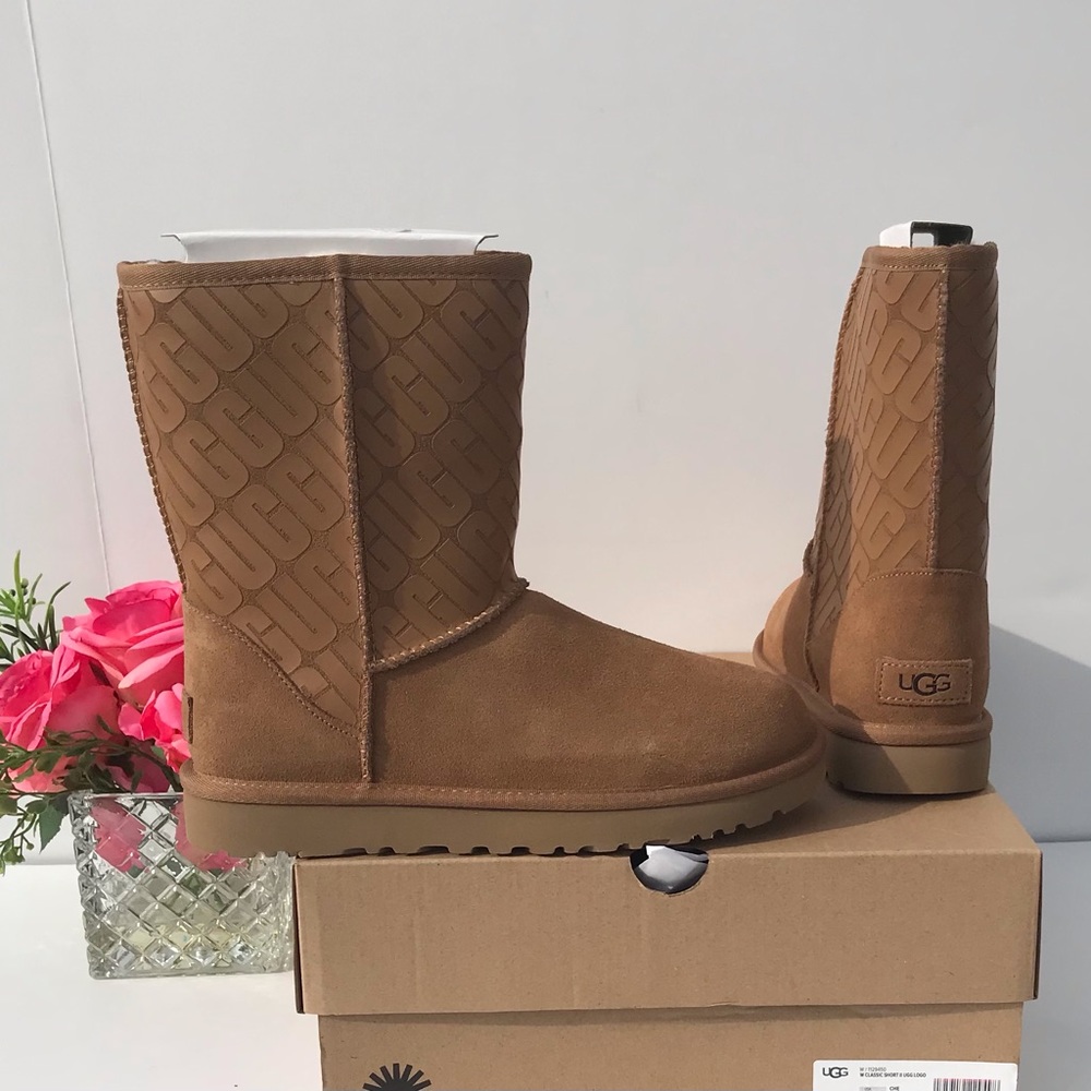 UGG Classic Short II UGG Logo